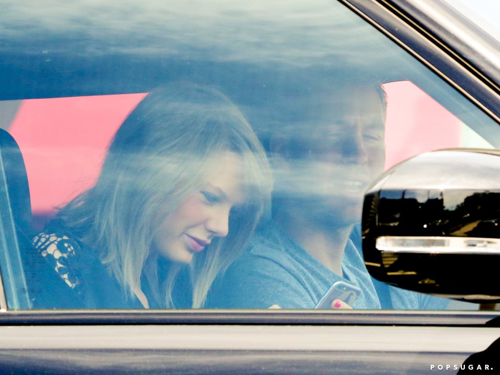 这对夫妇把他们的爱情在路上在4月底,当他们发现骑在一辆汽车在洛杉矶,一起笑。