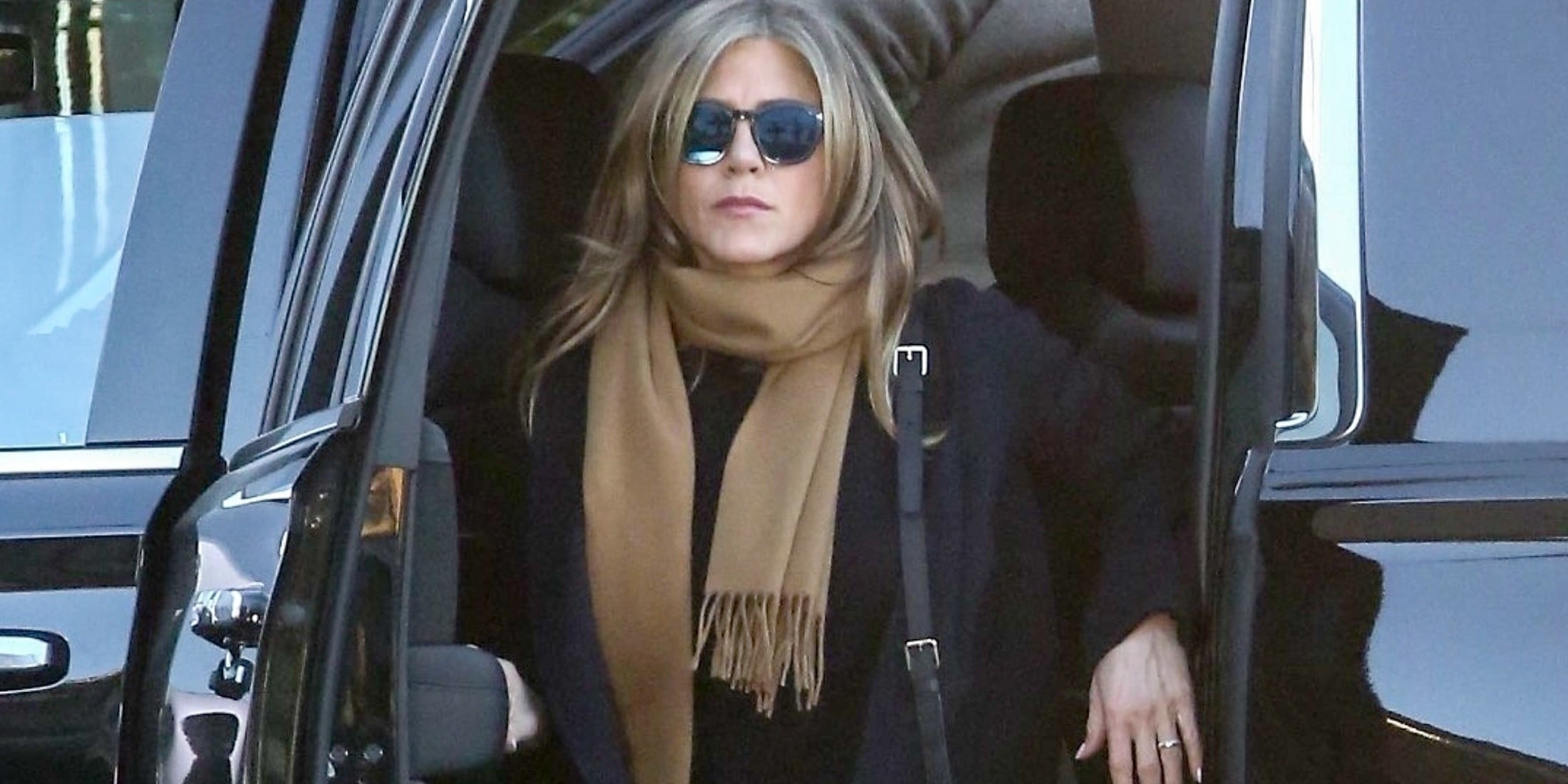 Jennifer aniston sales white sneakers