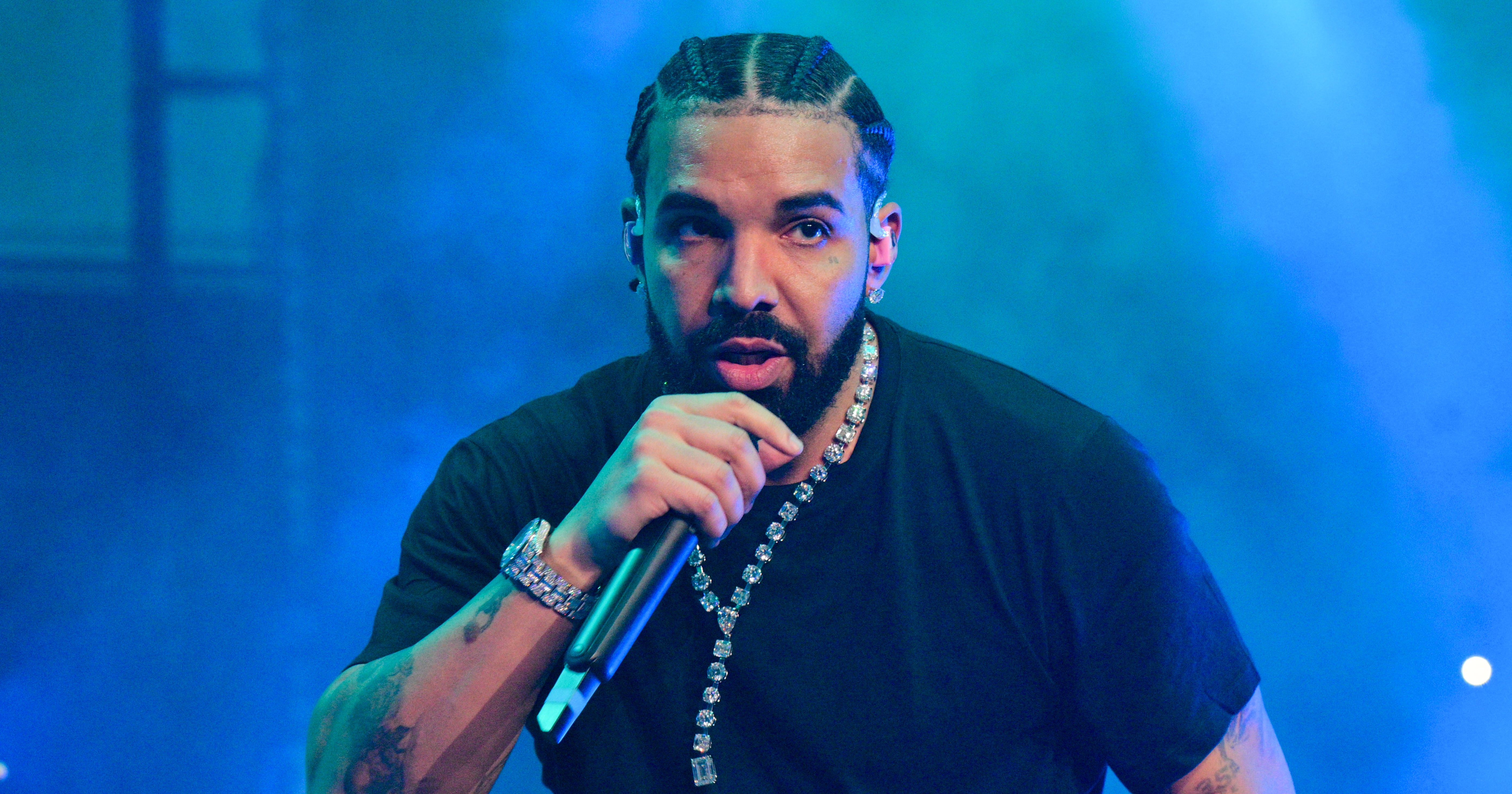 Drake Wears Pink Aura Nails For It’s All A Blur Tour | PS Beauty