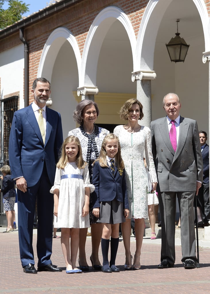King Felipe VI, Queen Sofía, Queen Letizia, Juan Carlos I, Princess Leonor, and Infanta Sofía take a family portrait.