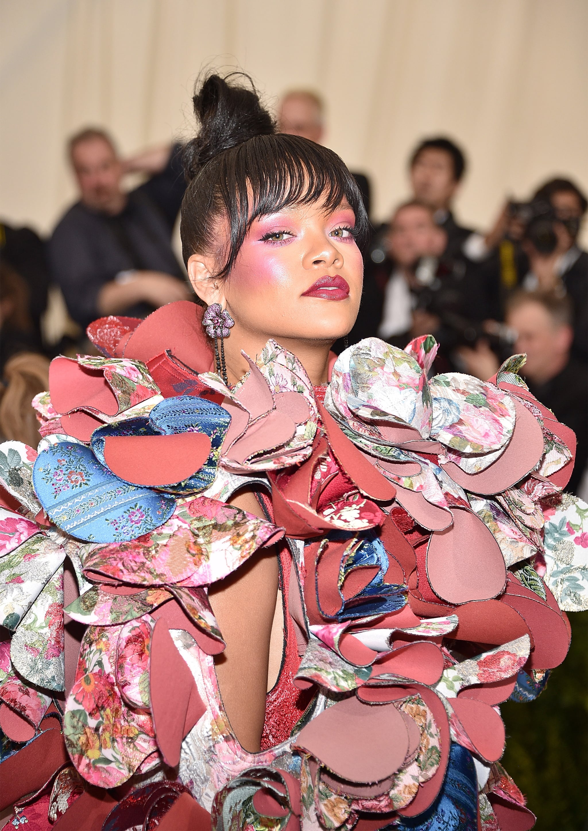 Rihanna S Makeup At The 2017 Met Gala Popsugar Beauty