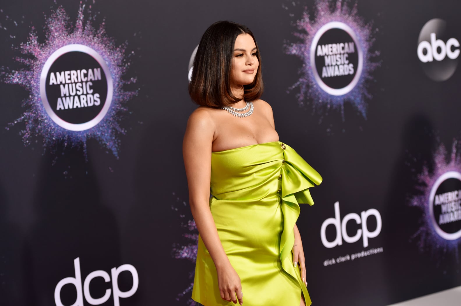 Selena Gomez's Lime-Green Versace Dress at the AMAs | PS Fashion
