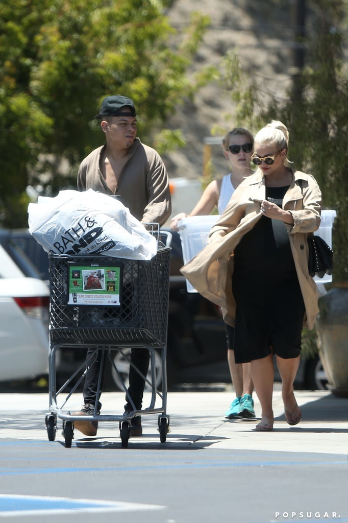 Pregnant Ashlee Simpson Kisses Evan Ross | Pictures
