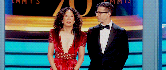 Sandra Oh Re-Creates La La Land Mistake at 2018 Emmys Video
