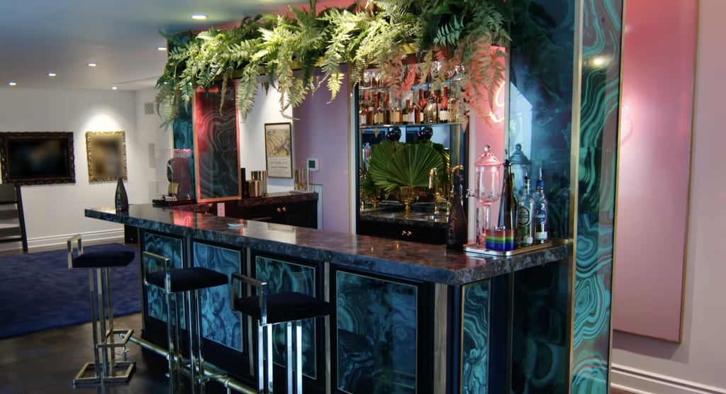 二楼的酒吧也贯穿了住宅的丛林主题。