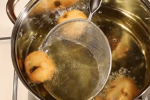 The sight of fried Oreos makes your heart flutter.