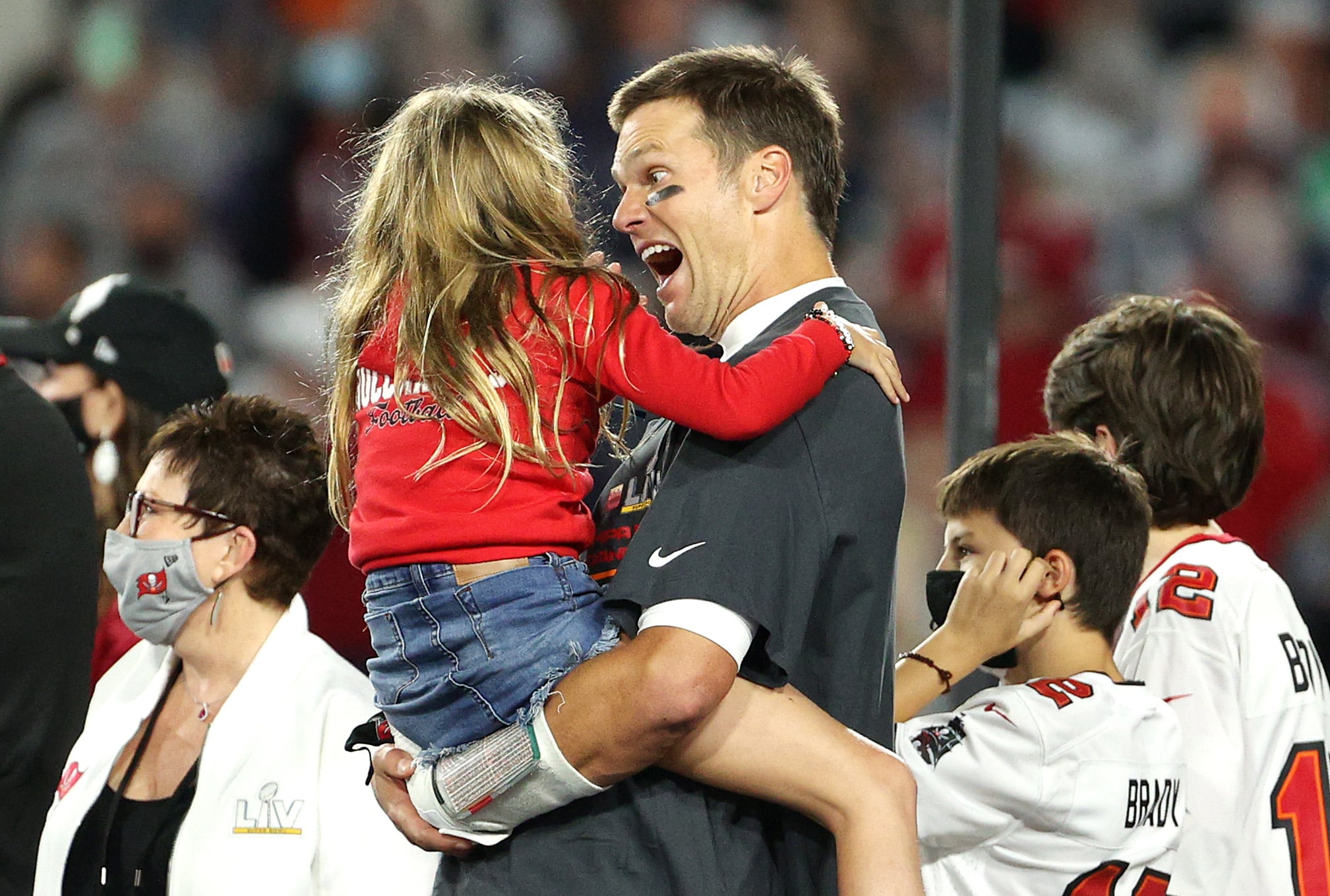Video: Tom Brady shares huge hug with his family after Super Bowl win