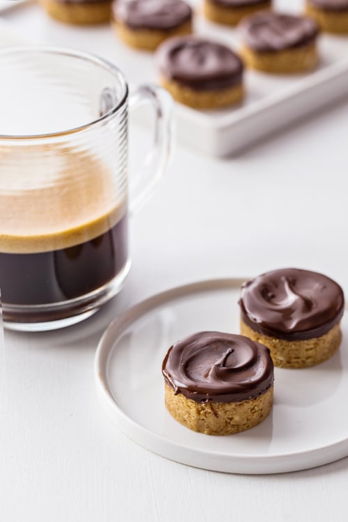 No-Bake Peanut Butter Bites With Peanut Butter Chocolate Sauce