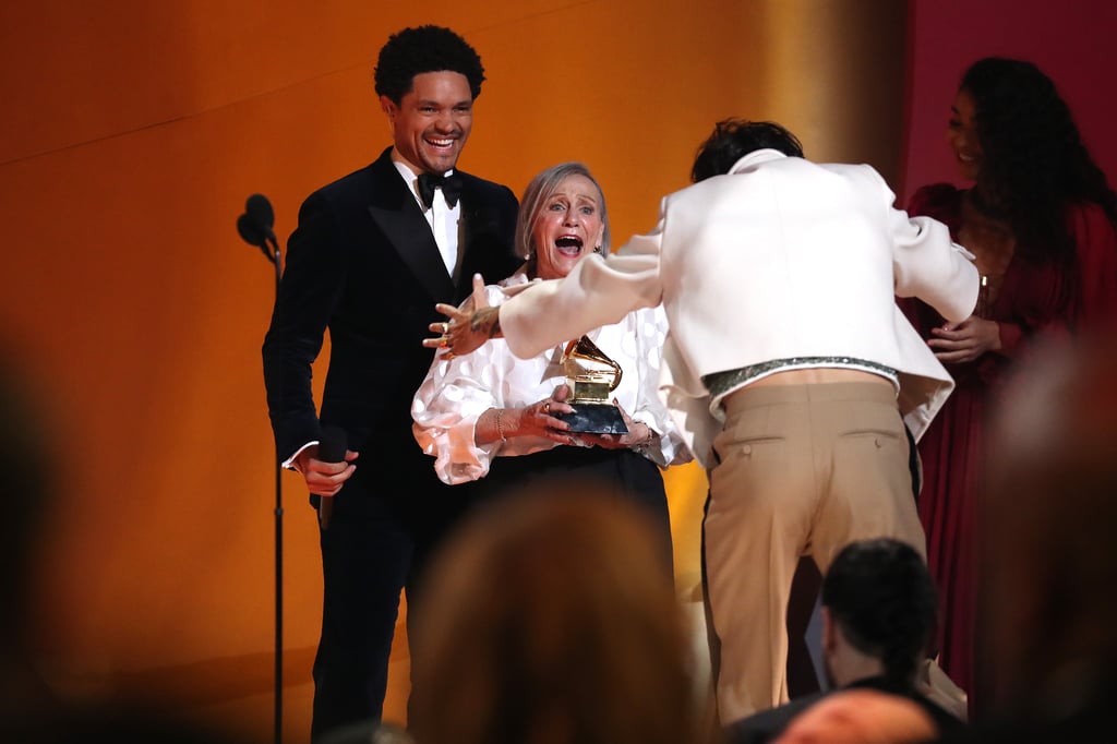 哈利风格舞蹈与78岁的球迷在格莱美奖|视频