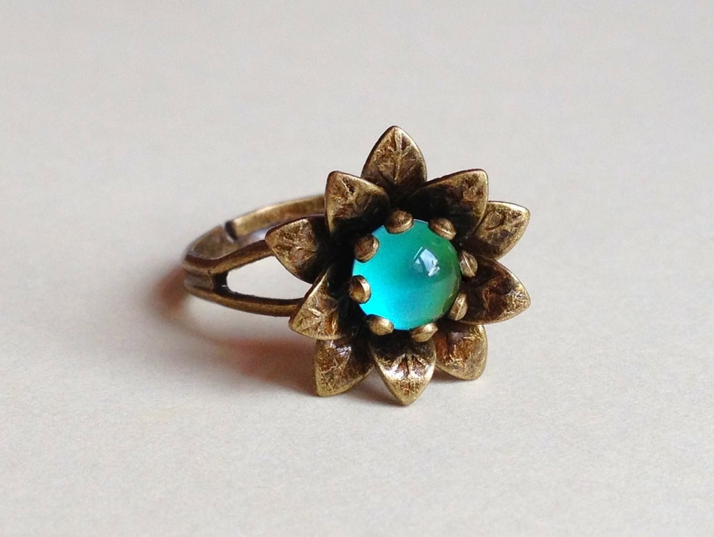 Brass Mood Ring Liquid Crystal Cabochon Daisy Blossom ($23)