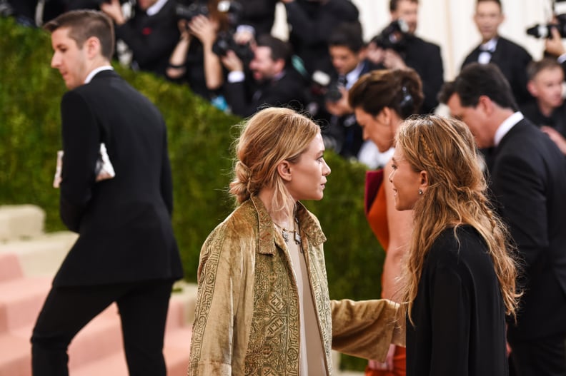 When Mary-Kate and Ashley Olsen Conferred Between Poses