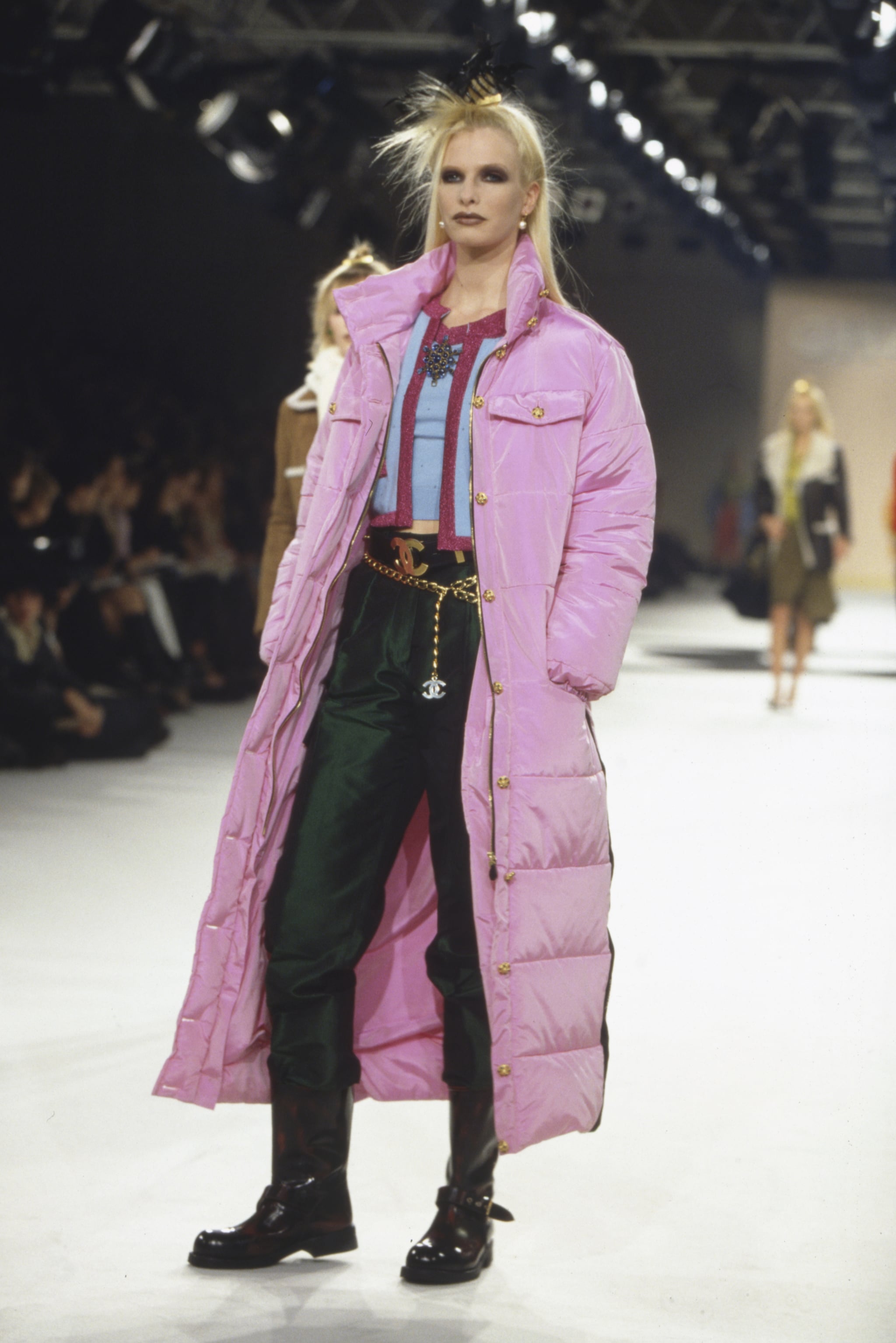 Christina Kruse au défilé Prêt-à-Porter Chanel，秋季系列/Hiver 96/97 à Paris en mars 1996，法国。(图片来源:Pool ARNAL/PICOT/Gamma-Rapho via Getty Images)