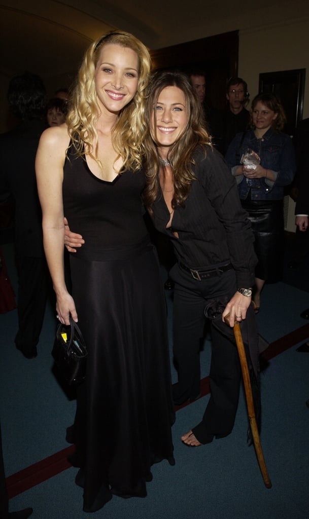 That hilariously confusing moment in 2003 when Jennifer Aniston posed with Lisa Kudrow . . . and her cane.