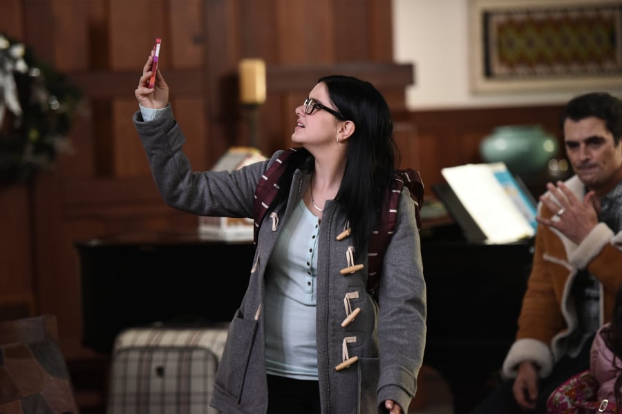 Modern Family Season 7 Christmas Pictures
