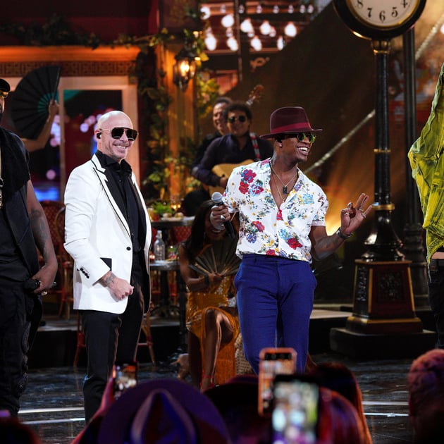Ne Yo Pitbull Performance At Latin Amas 2019 Popsugar Latina