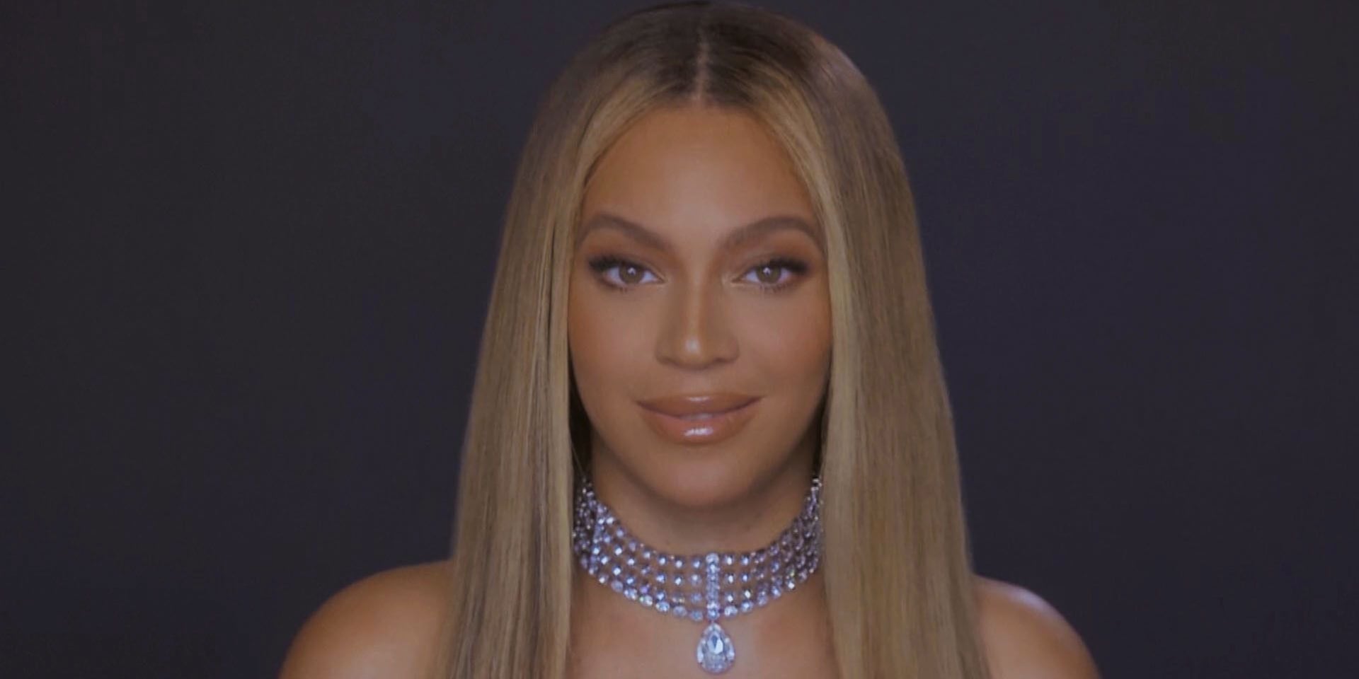 Beyoncé Has an Unexpectedly Festive Chrome French Manicure | PS Beauty
