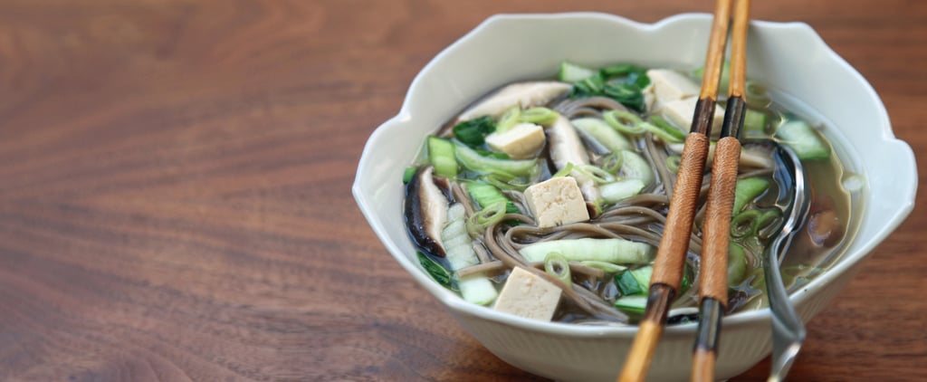 素食味噌汤荞麦面和蘑菇