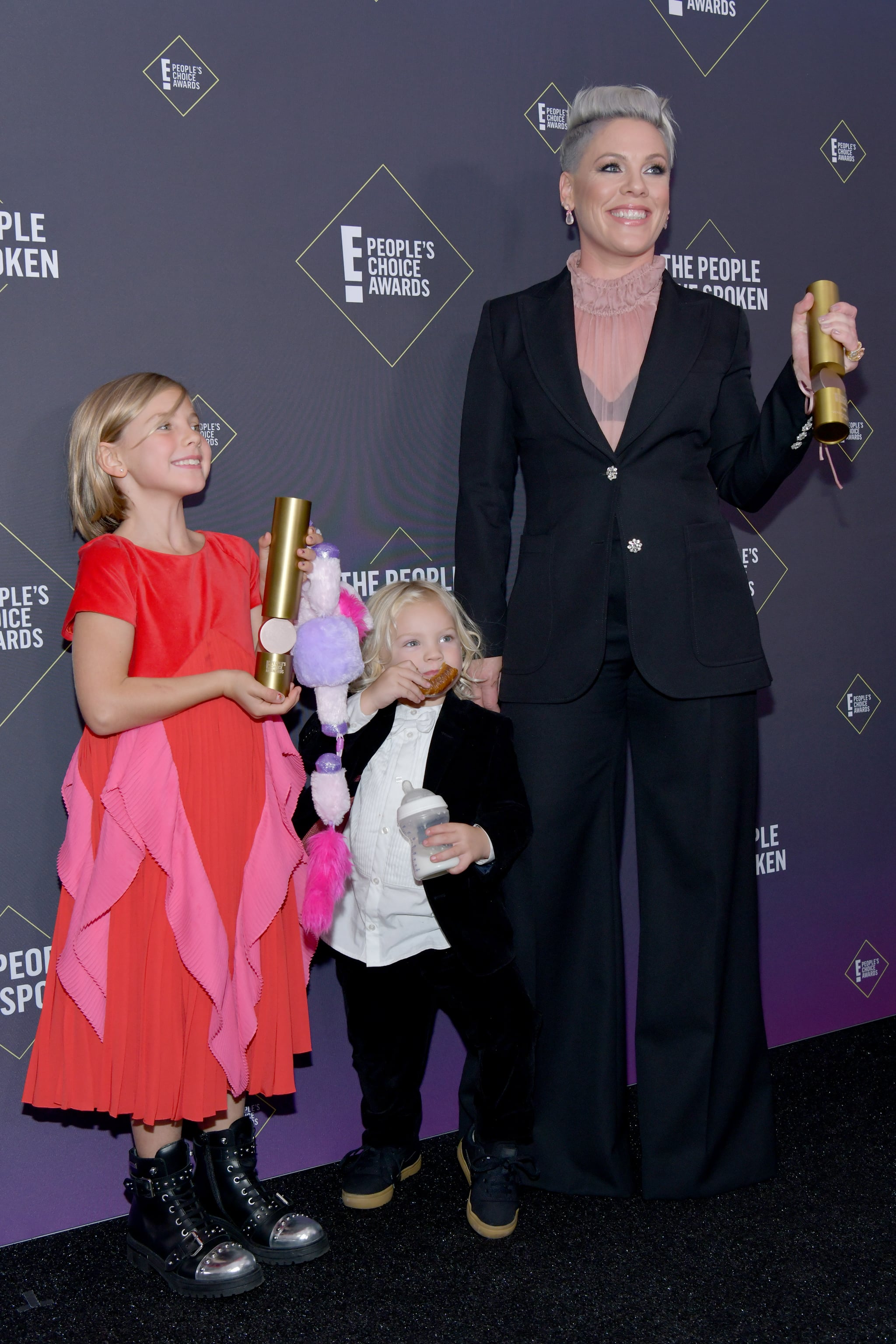 Willow Hart Crashed Pink S Photoshoot To Feed Her A Pretzel Popsugar Family