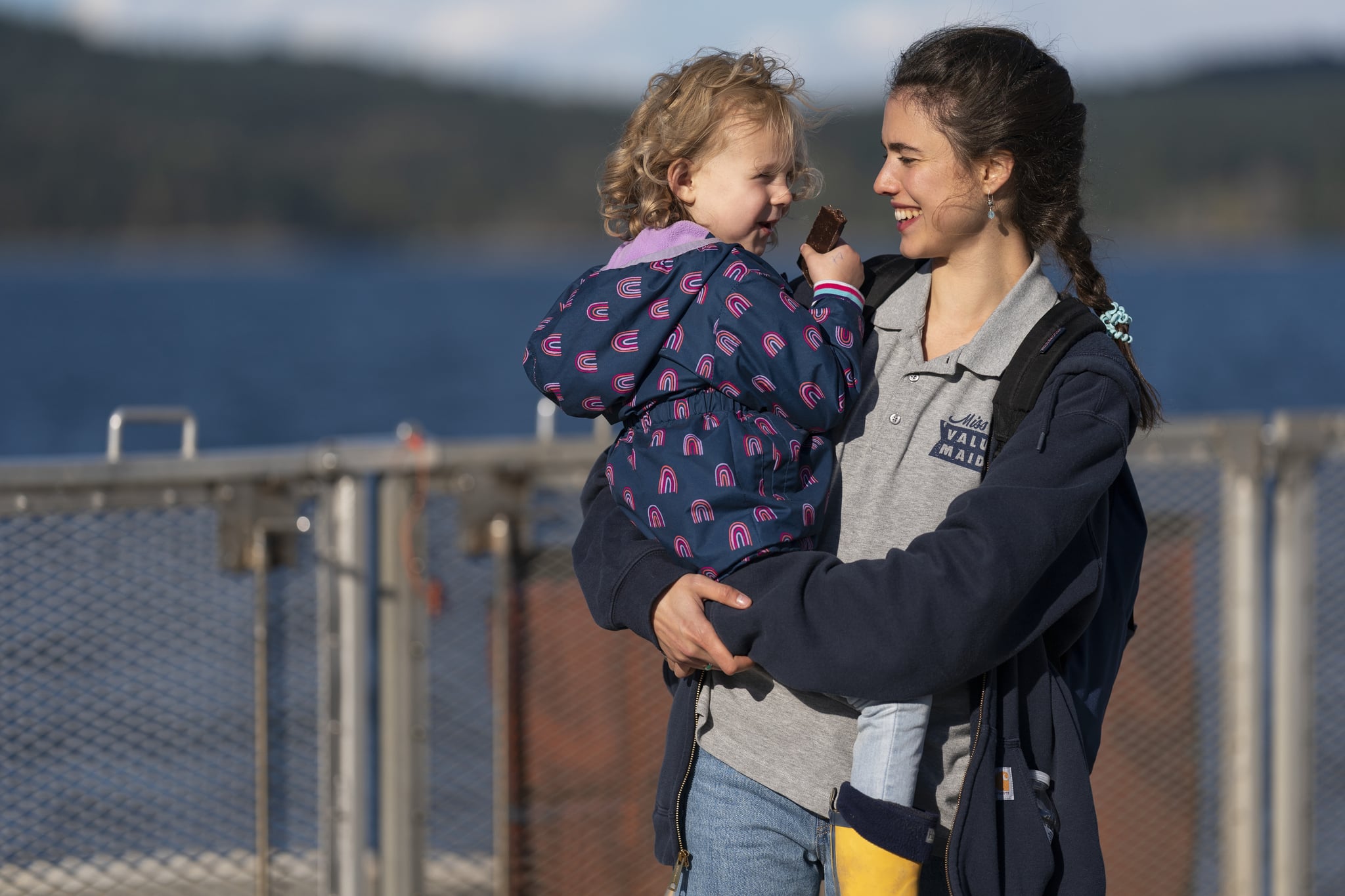 MAID (L to R) RYLEA NEVAEH WHITTET as MADDY and MARGARET QUALLEY as ALEX in episode 101 of MAID Cr. RICARDO HUBBS/NETFLIX © 2021