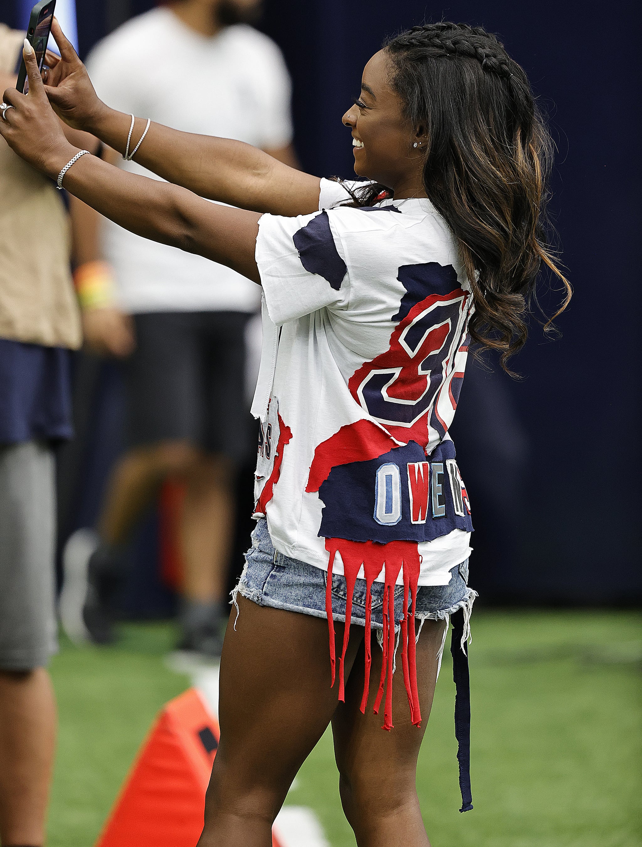 $2 Billion Brand Tailors Simone Biles an Exclusive Outfit as She Cheers for  Jonathan Owens in Recent NFL Game - EssentiallySports