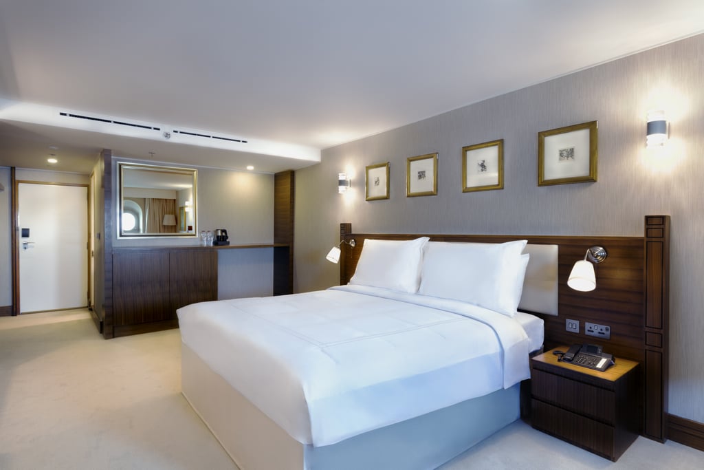 Queen Elizabeth II Cruise Ship Dubai Pictures | POPSUGAR ...