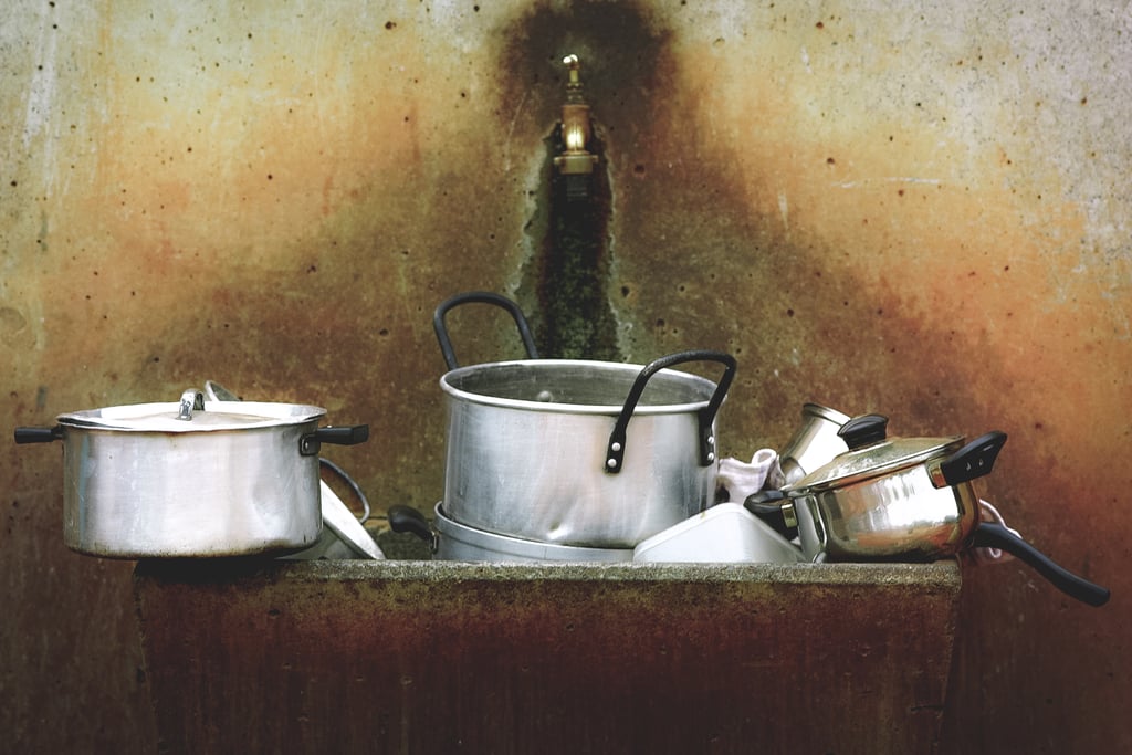组织你的厨房的锅碗瓢盆。