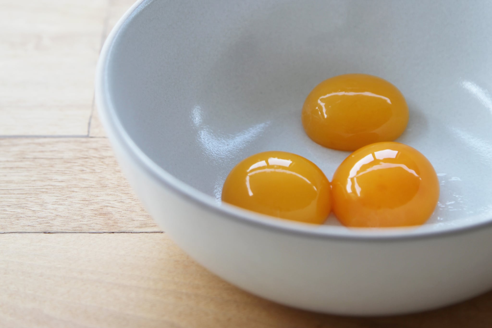 The Ingenious Hack For Separating Egg Yolks and Whites Using a Water Bottle...