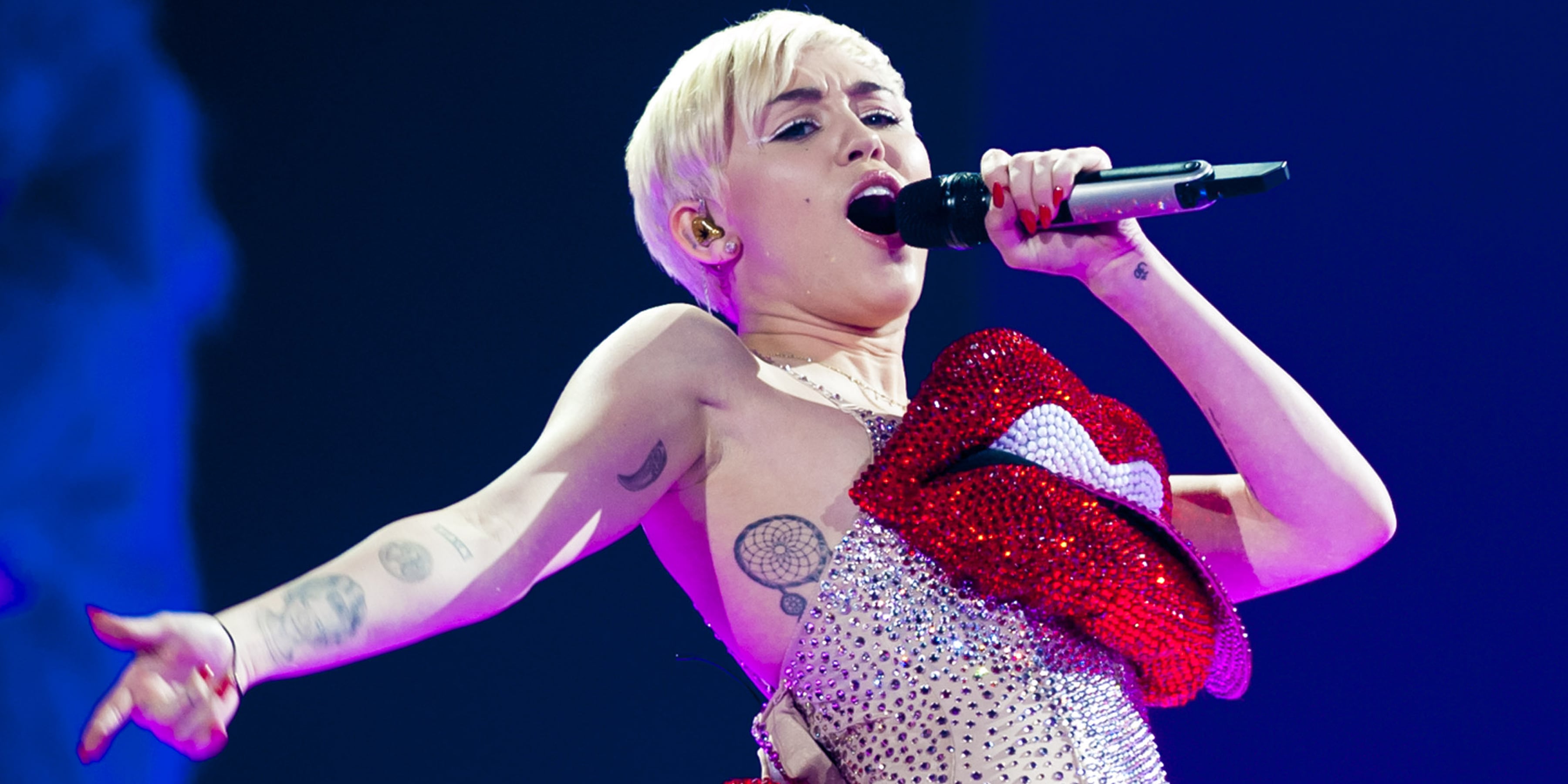 Miley Cyrus Says She Used Bangerz Tour Salary to Buy Props - Vimarsana News