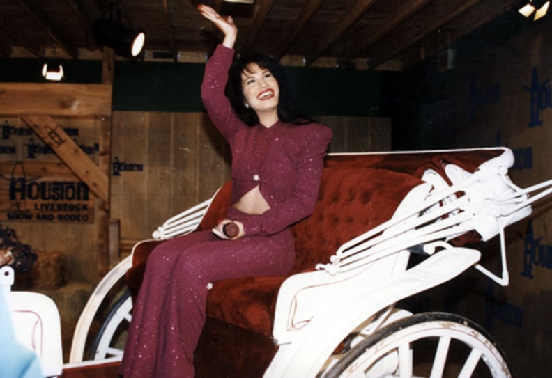美国歌手赛琳娜(赛琳娜Quintanilla-Perez出生,1971 - 1995)期间坐马车在休斯顿牲畜展示&竞技表现在休斯敦巨蛋体育馆,休斯顿,德克萨斯州,1995年2月26日。性能是她去年在她谋杀