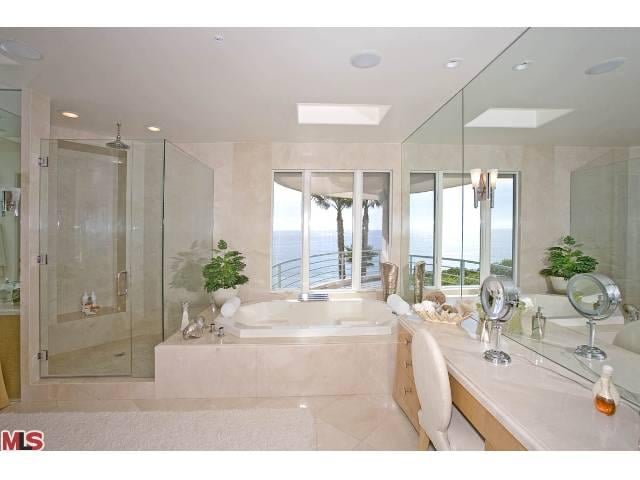 Mariah Carey's Malibu Airbnb 2015