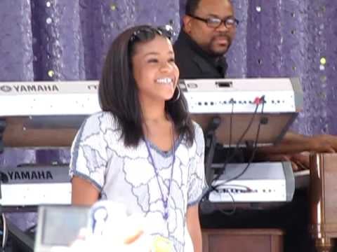 MFEENZ.com: Whitney Houston "My Love is Your Love" featuring Bobbi Kristina in Central Park
