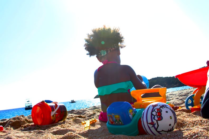 她在海滩上玩在她妈妈的生日在科西嘉岛度假。