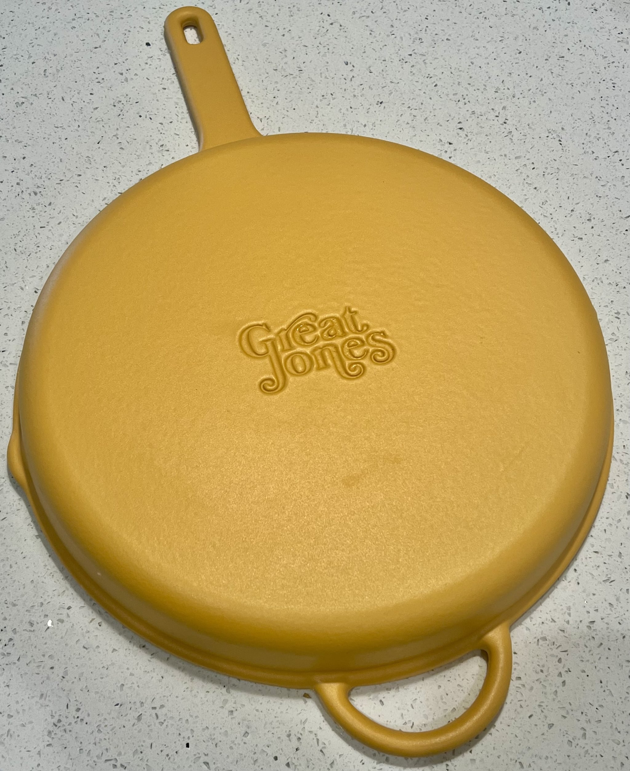 大琼斯王烧焦铸铁锅在芥末黄色颠倒。
