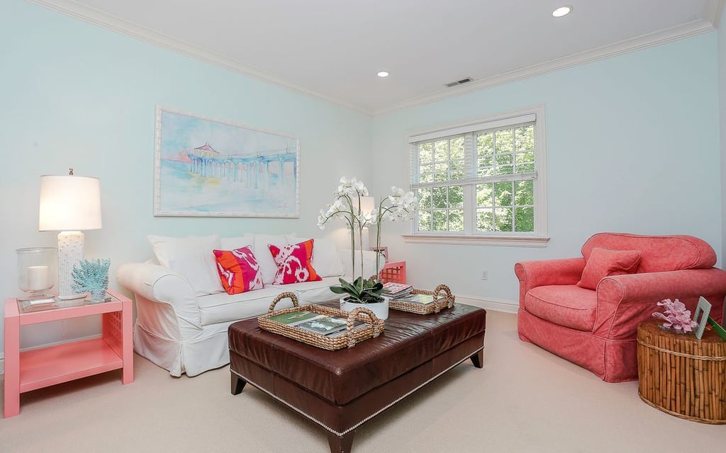 Blue and pink are once again contrasted in this beachy sitting area, but this time in softer shades.