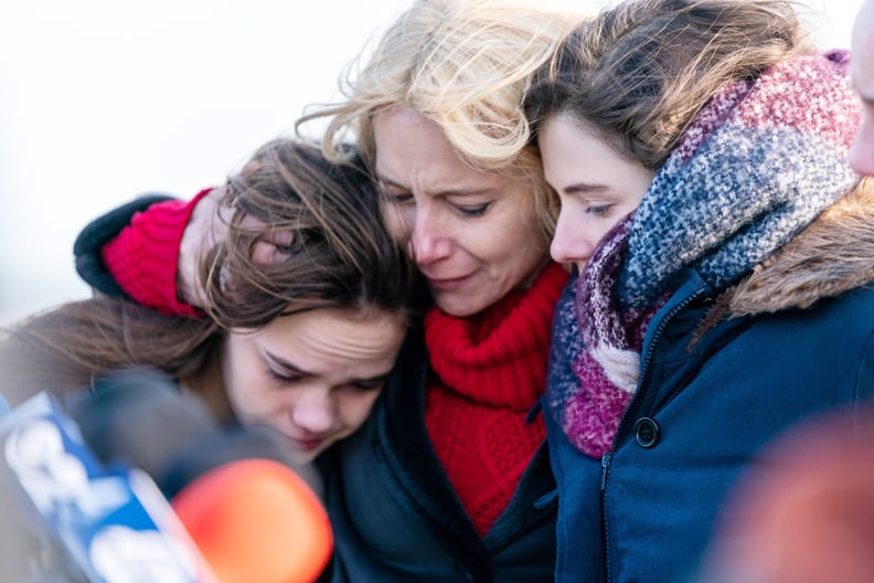 LOST GIRLS, from left: Oona Laurence, Amy Ryan, Thomasin McKenzie, 2020. ph: Jessica Kourkounis /  Netflix / courtesy Everett Collection