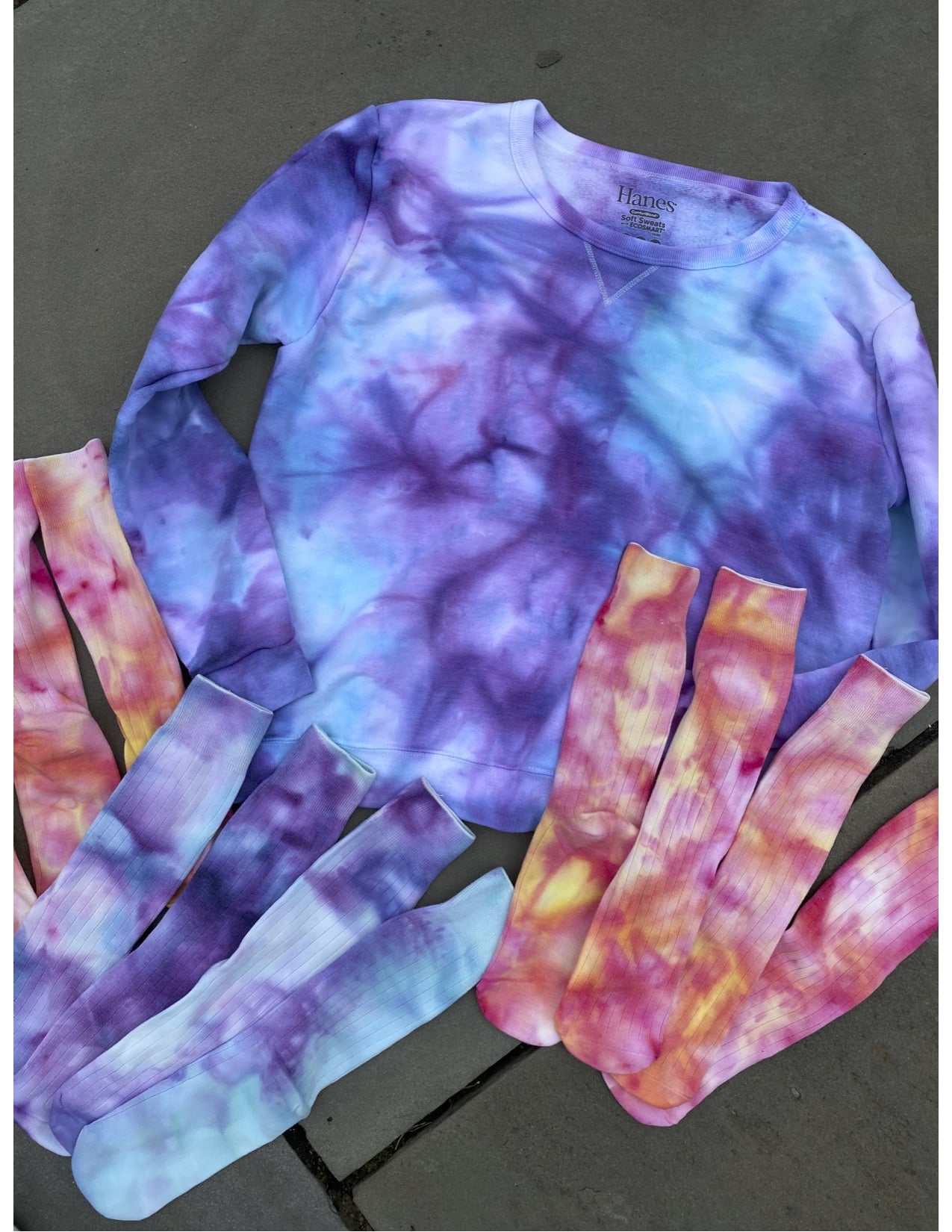 How to Tie-Dye a Sweatshirt at Home
