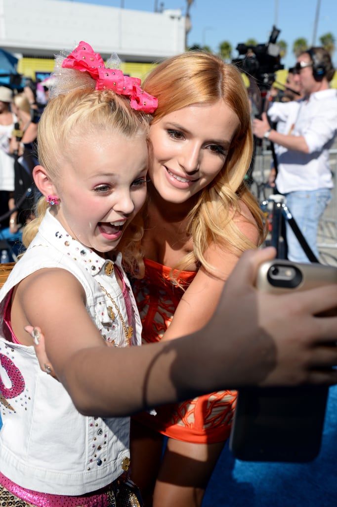 Bella Thorne With a Fan Backstage and Audience Pictures Teen Choice