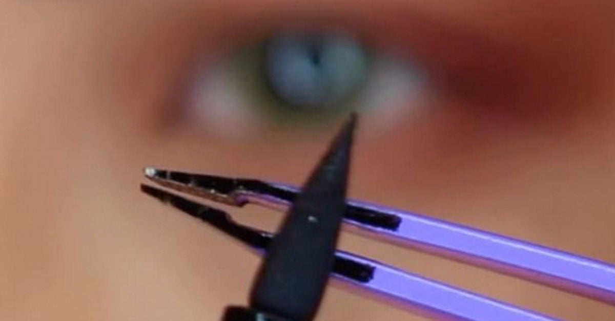 How to Apply a Cat Eye With a Tweezer | PS Beauty