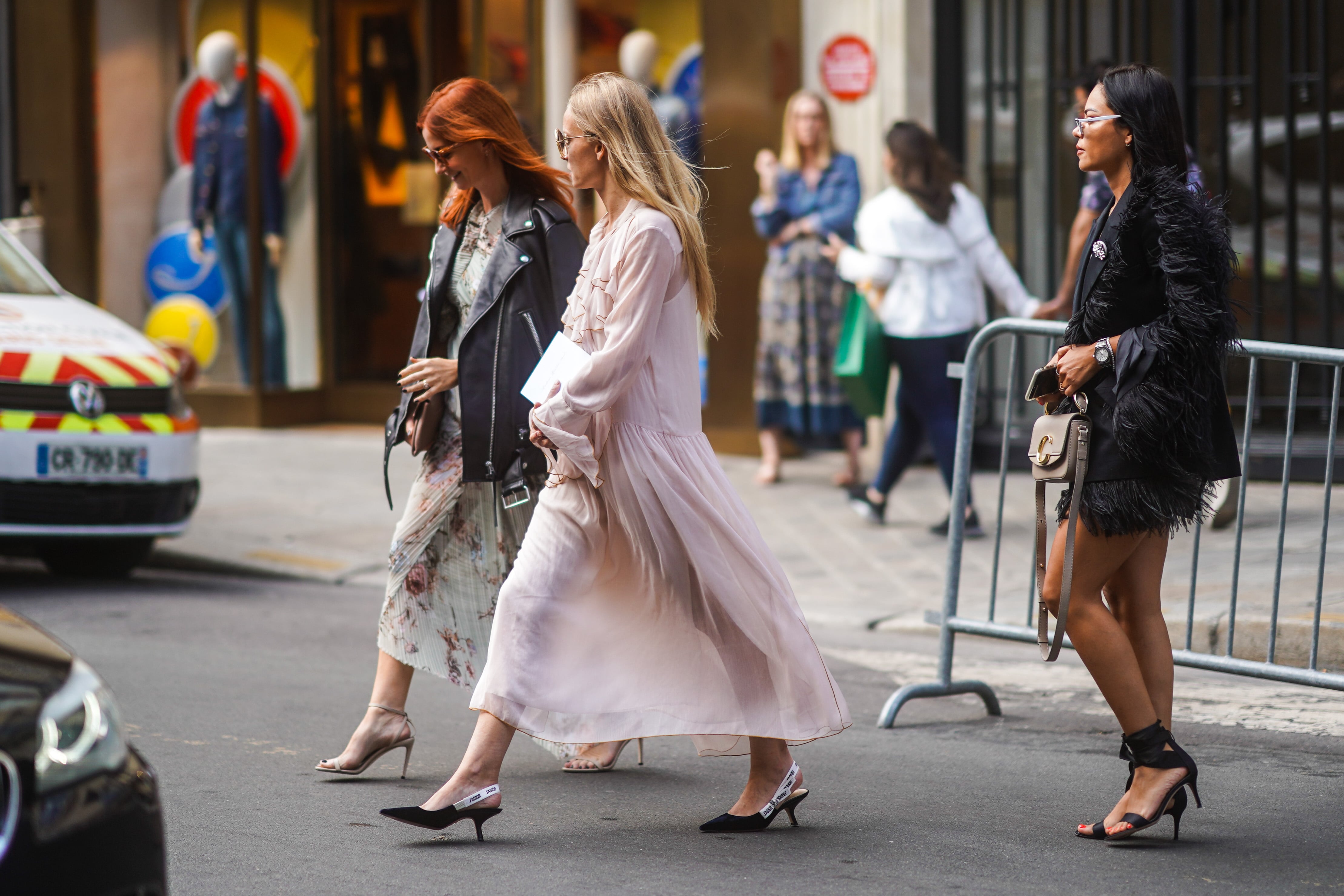 Gucci vibes: floral silk suit  Fashion week street style, Transition  outfits, Gucci outfits