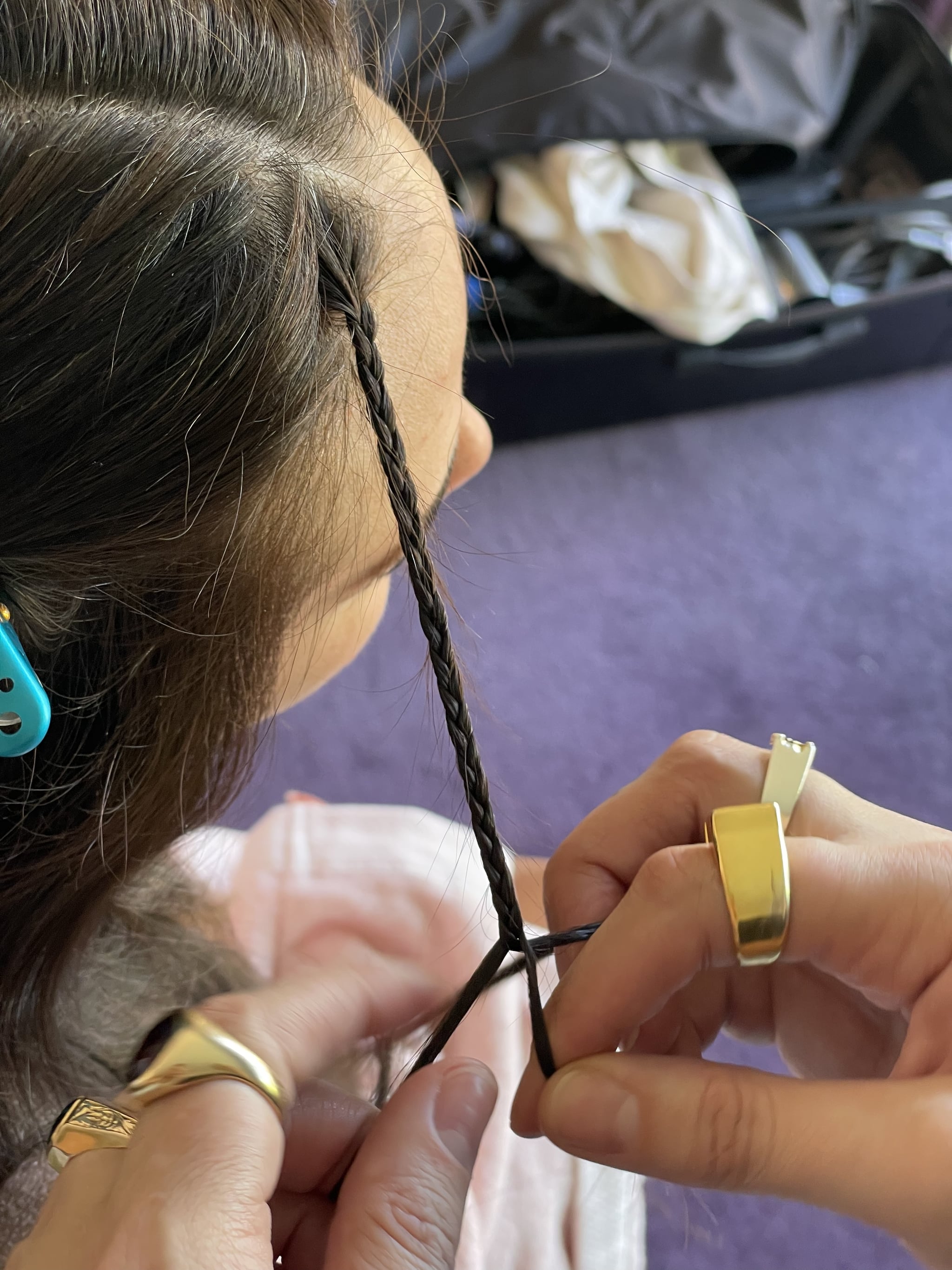 Probé la tendencia del cabello del festival: experimento con el editor de trenzas para bebés y pinzas de mariposa