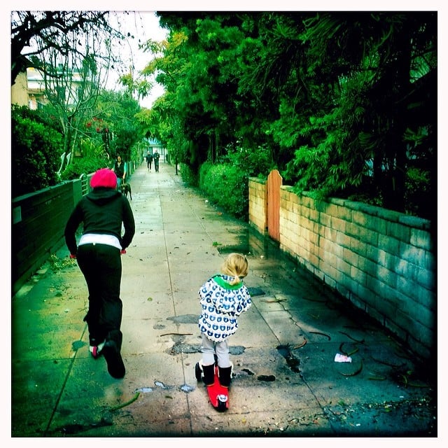 Pink and Willow Hart took a scooter ride together.
Source: Instagram user hartluck