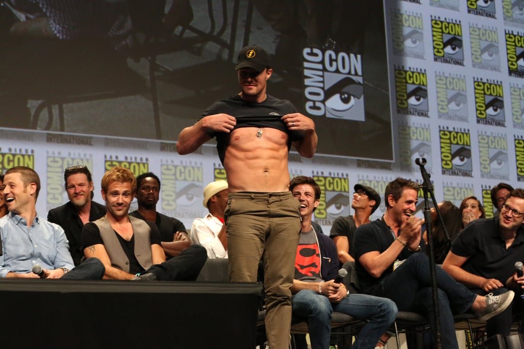 Stephen Amell Flashes His Abs at Comic-Con 2014 | Pictures