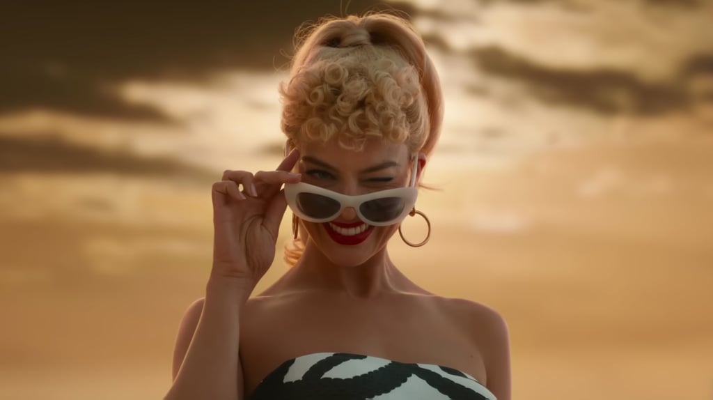 芭比娃娃在预告片中首次亮相是对1959年原版芭比娃娃的再现。罗比穿着一件黑白无肩带的时尚模特泳衣，戴着超大号的白色猫眼太阳镜和金耳环。最后是高高的马尾辫和卷曲的金色刘海。