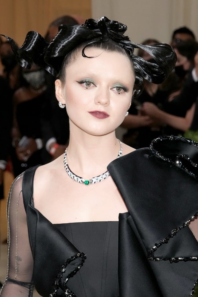 Maisie Williams's Hair Bow at the 2021 Met Gala | Photos