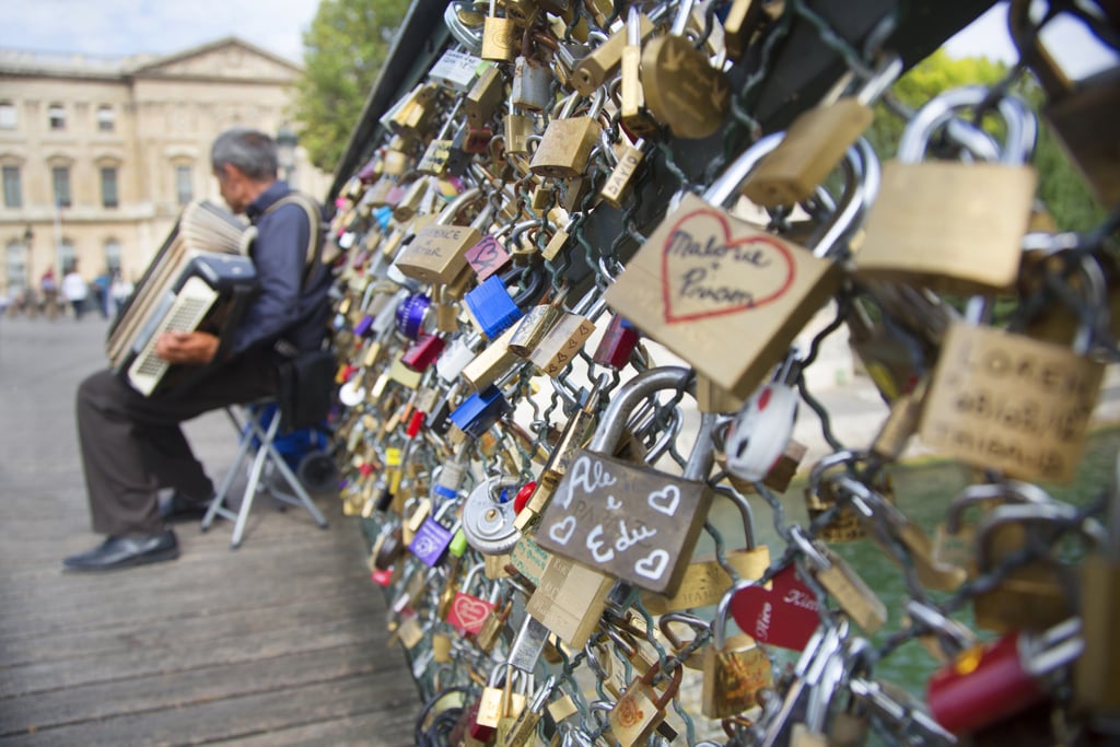 巴黎艺术桥加锁