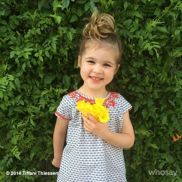 Harper Smith was ready to give mom Tiffani Thiessen a bouquet of flowers on Mother's Day.
Source: Instagram user tathiessen