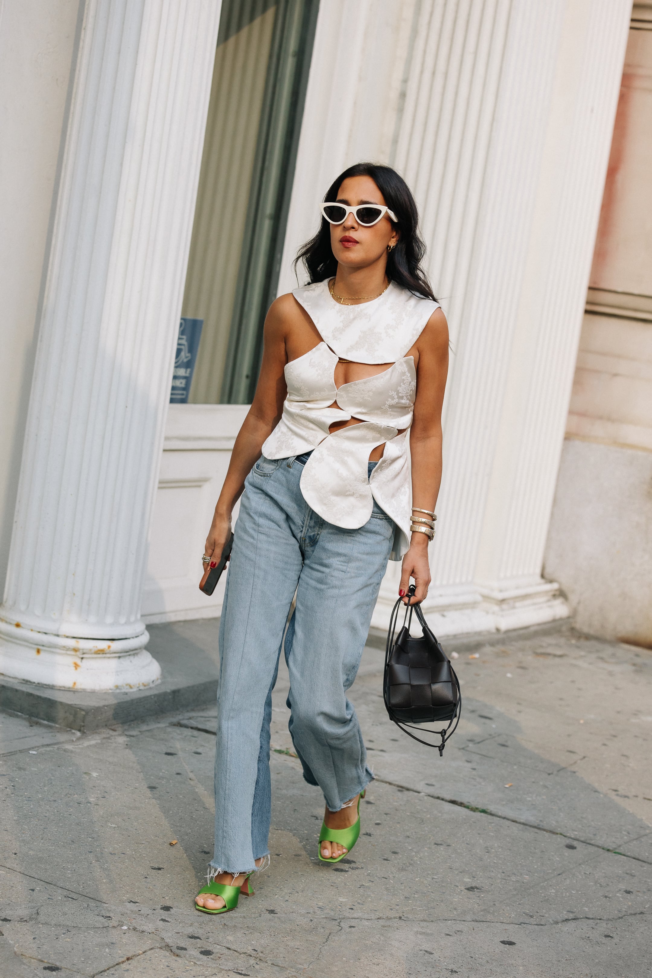 12 Outfits With Mom Jeans