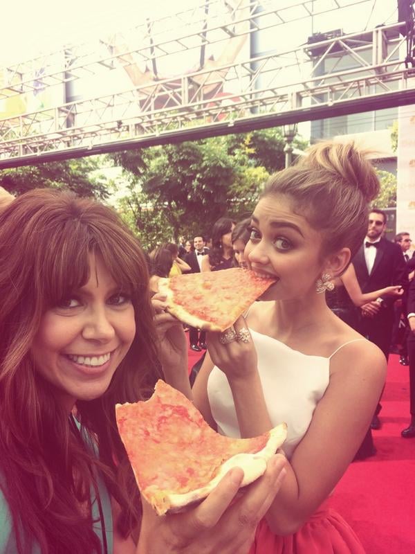 Sarah Hyland wasn't afraid to get pizza sauce on her Emmys gown — the actress had a slice with a reporter right on the red carpet!