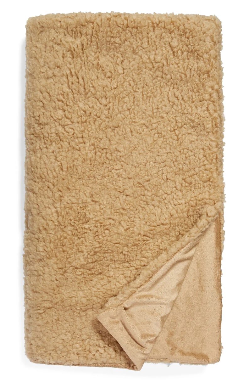 舒适:Nordstrom舒适的仿皮泰迪把毯子