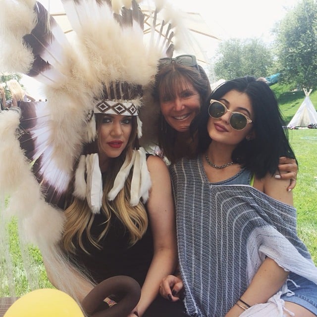 Khloé and Kylie posed for a group picture. 
Source: Instagram user kyliejenner